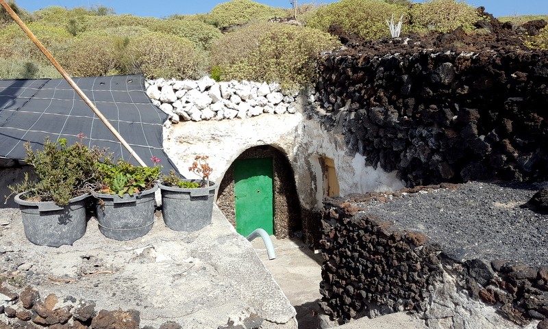 Huis ingebouwd in het lava. Malpais de Güimar.