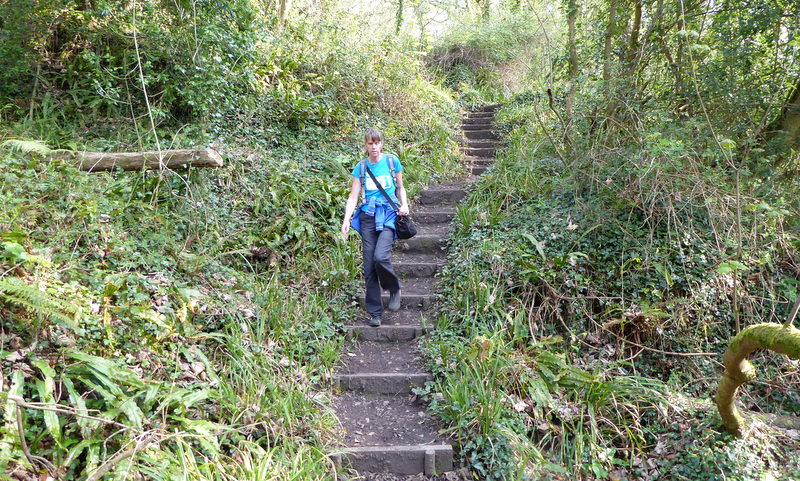 Ivonne op het South West Coast Path. Undercliffs tussen Lyme regis en Seatown.