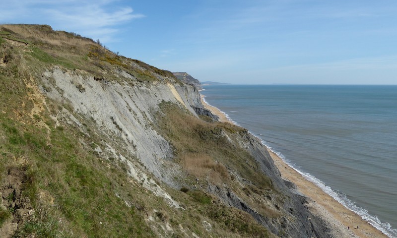 Strand onder Stonebarrow Hill