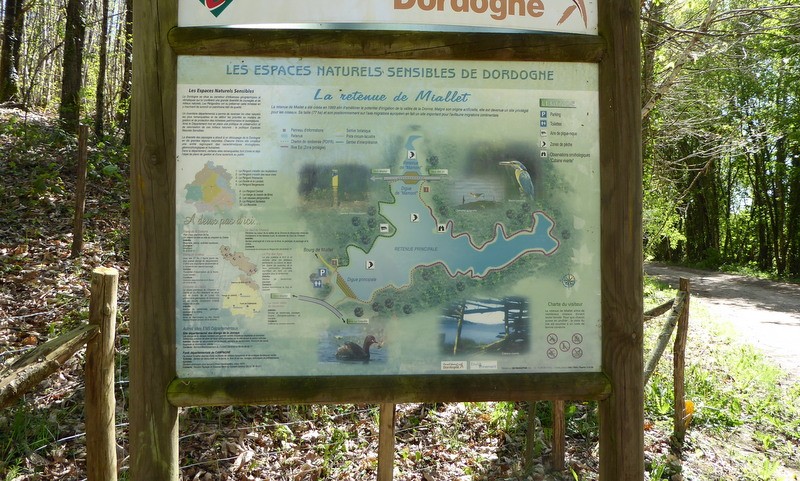 infobord over wandelen rond het stuwmeer van Mialet