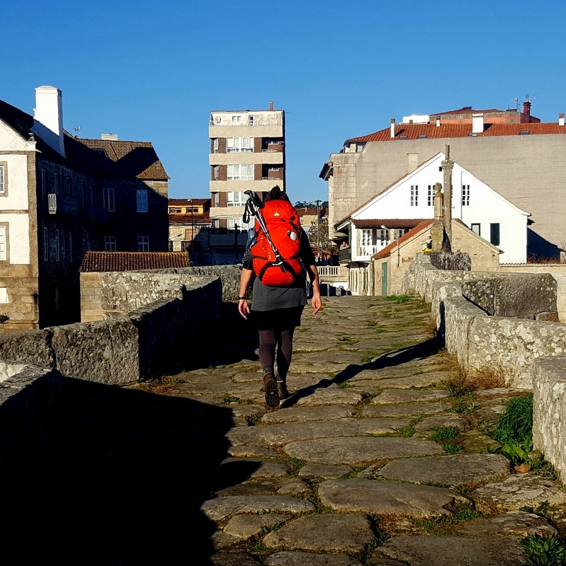 Wandelvrouw loopt de Camino Portugese
