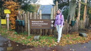 Linda poseert voor het bord Nationaal Park Zuid-Kennermerland