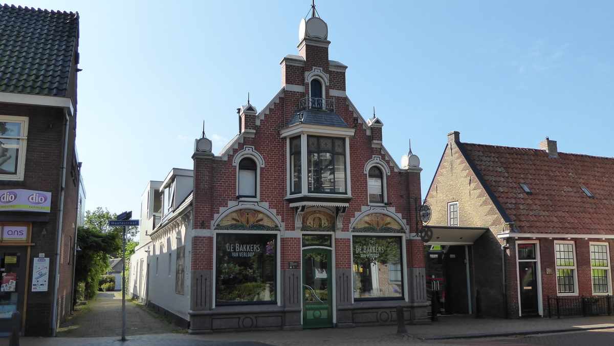 Lanterfanten in Beetsterzwaag, hoofdstraat bakker