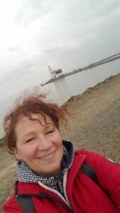 Wandelvrouw bregje bij de vuurtoren van Marken