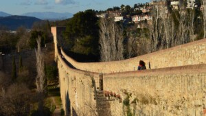 Wandelen over de oude stadsmuur van Girona