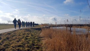 Wandelaars in de Eilandspolder Noord-Hollandpad