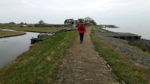Wandelvrouw wandelt rondje Marken