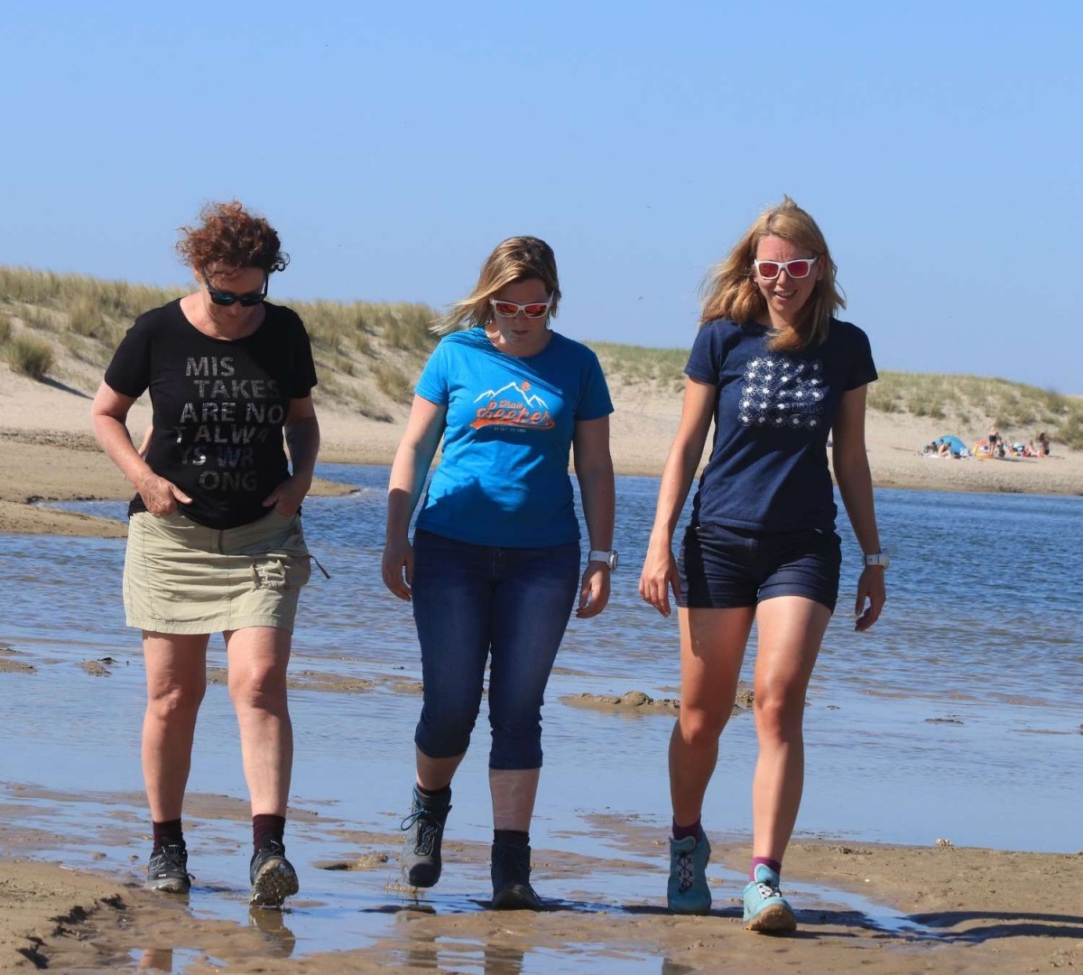 Outdoorbloggers Bregje, Wanda en Aniek (vlnr) testen de Lowa's op het strand
