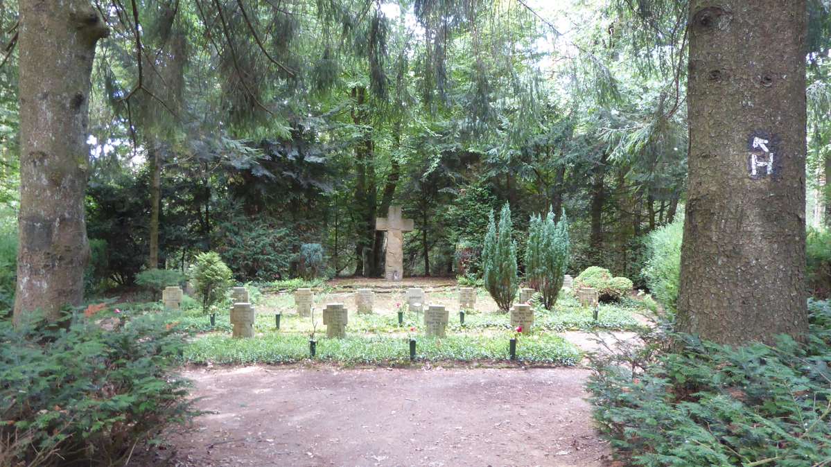 Teutoschleife Dörenther Klippen - Ehrenfriedhof