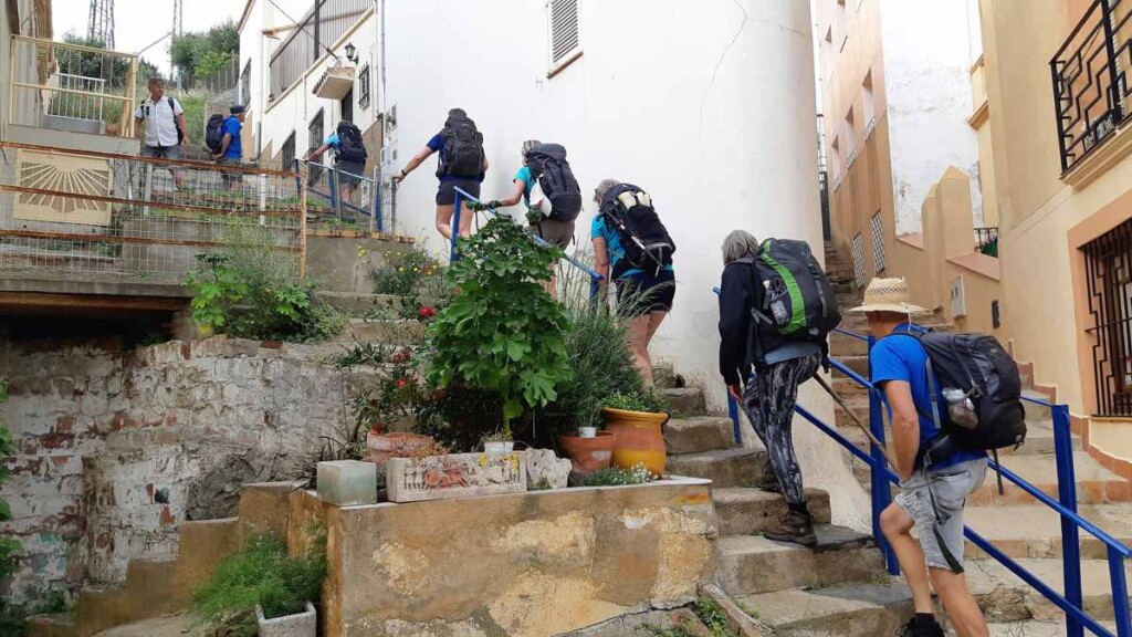 Wandelaars op de trappen van Portbeau