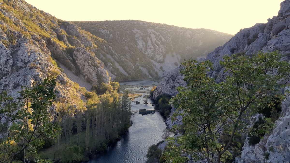 We zijn weer boven en kijken nog 1 keer achterom. Uizicht op rivier Krupa.