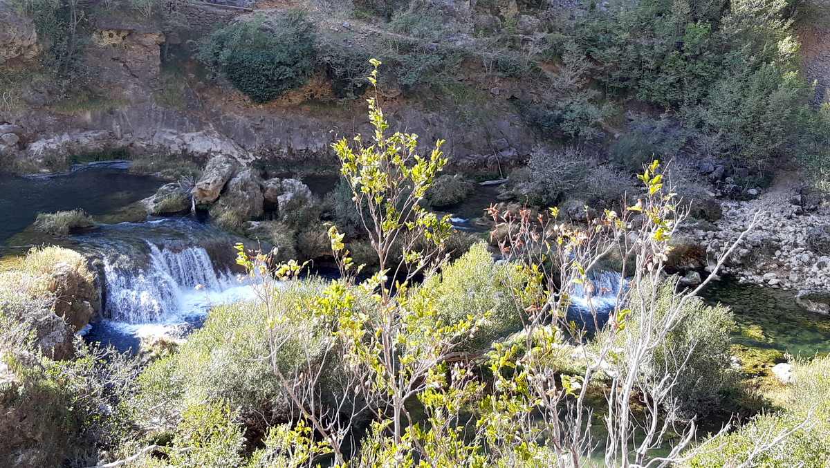 Watervallen in rivier Krupa.