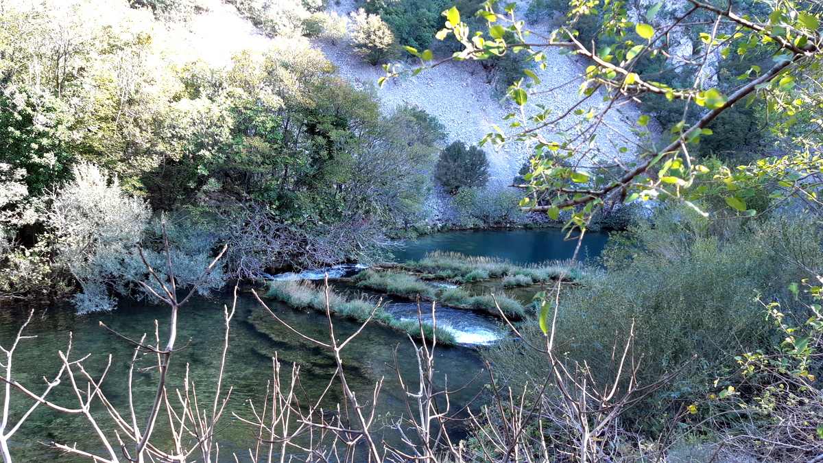 Langs de oevers van rivier Krupa zie je verschillen waterplateaus en watervalletjes