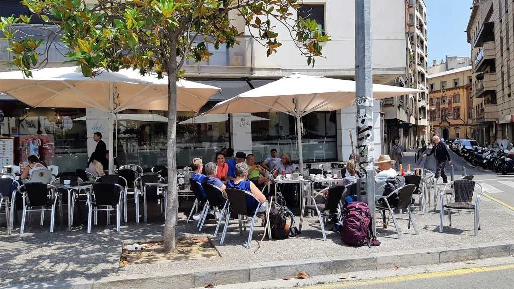 Op een terras in Girona, Catalonië