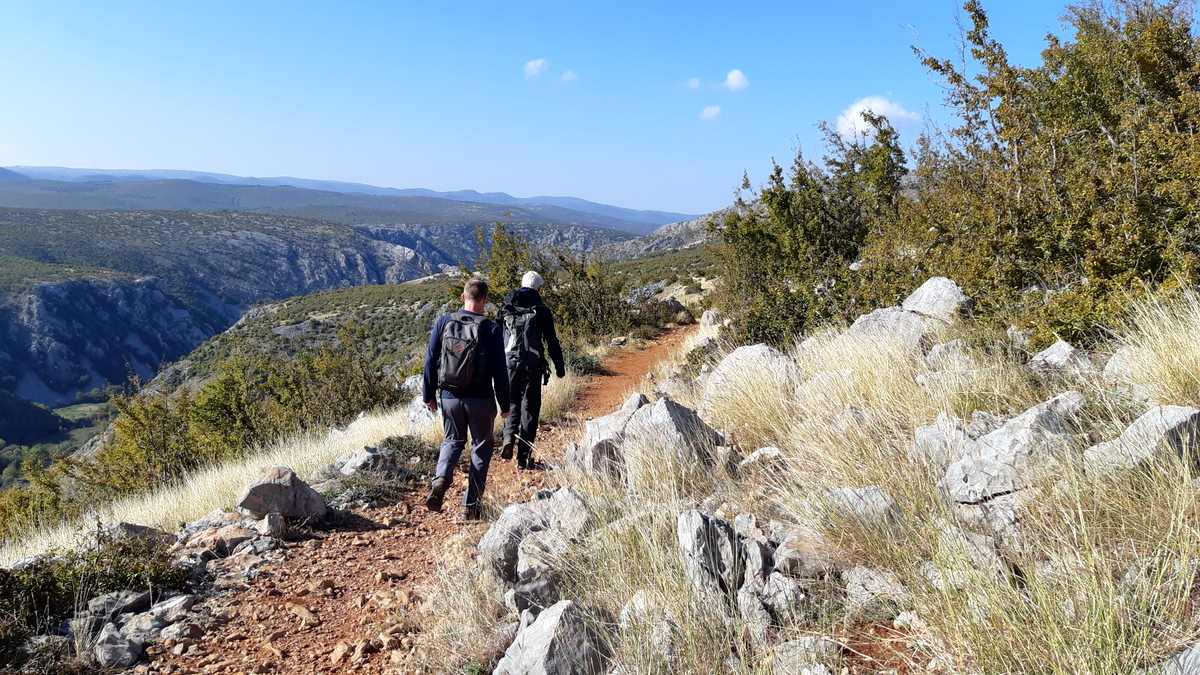 We wandelen boven langs de rivier Krupa