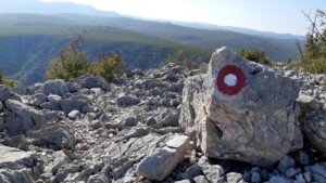 Rode cirecel en pijlen zijn op de stenen geschilderd.