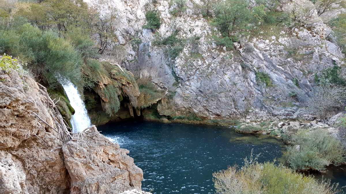 Er is niet veel water, toch blijft het een magnefiek gezicht, deze waterval.