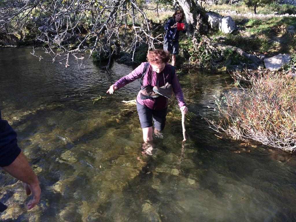 Door de rivier Krupa naar de overkant. Brrrr. Koud en glbberig