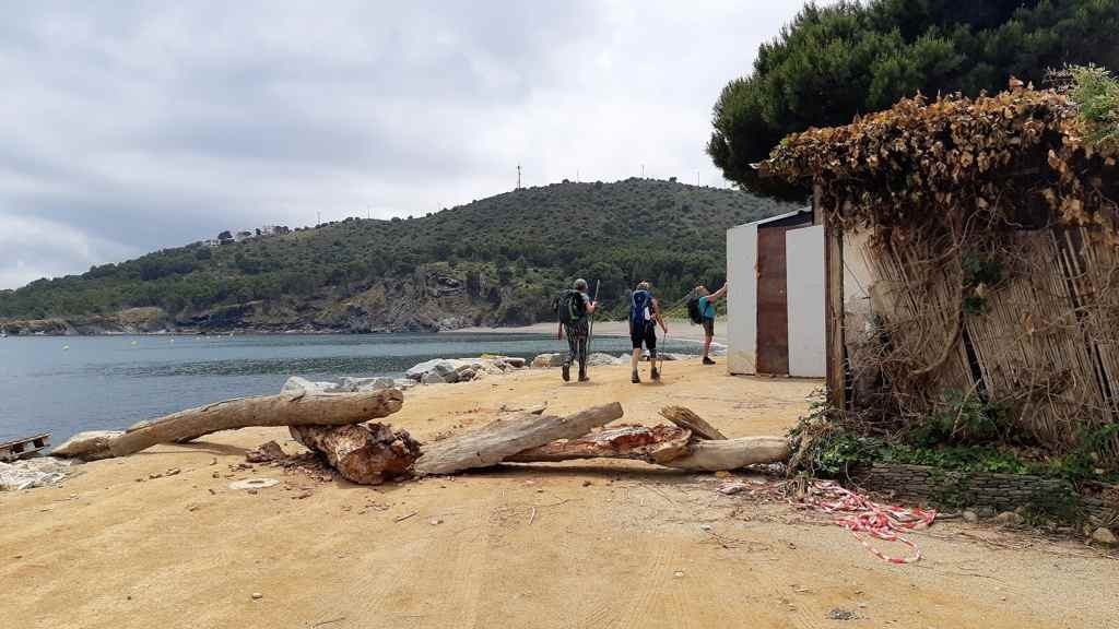 Wandelen langs de Catalaanse kust over een strandje.