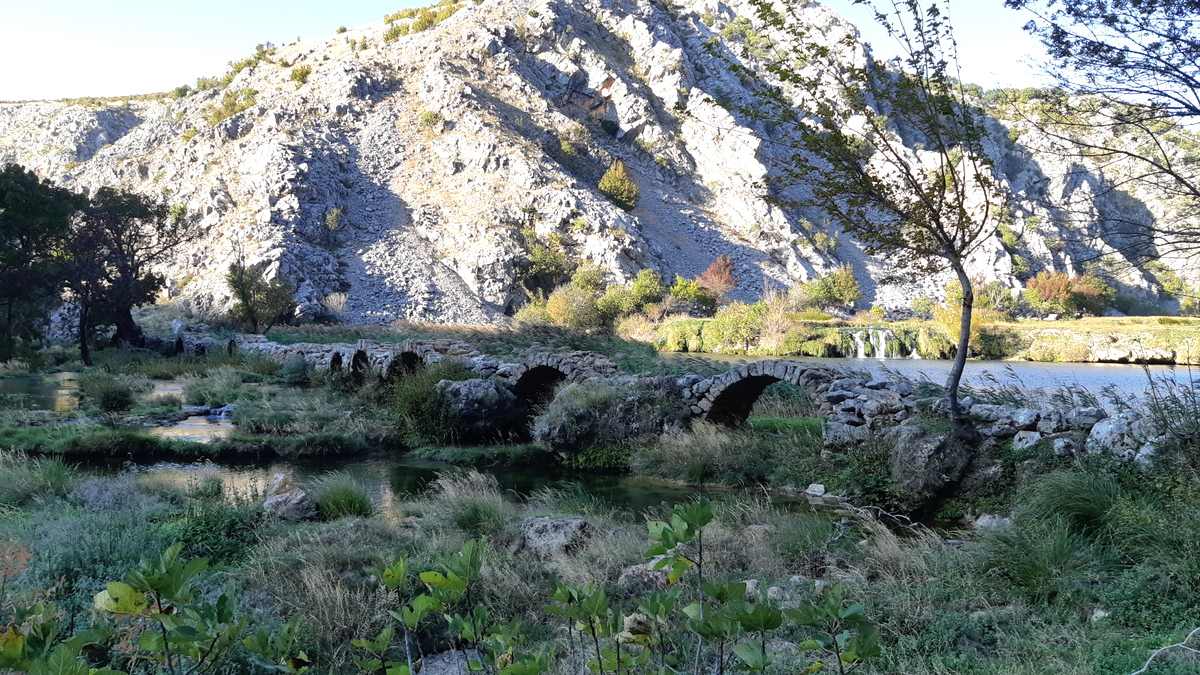 De brug van Kude overspand een breed gedeelte van de rivier.