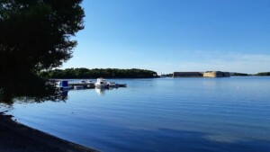 Kroatië | Doen in Šibenik: wandelen langs het kanaal van Sveti Ante - zicht op fort sv Nikole