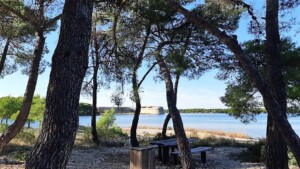 Kroatië | Doen in Šibenik: wandelen langs het kanaal van Sveti Ante - zicht op fort sv Nikole