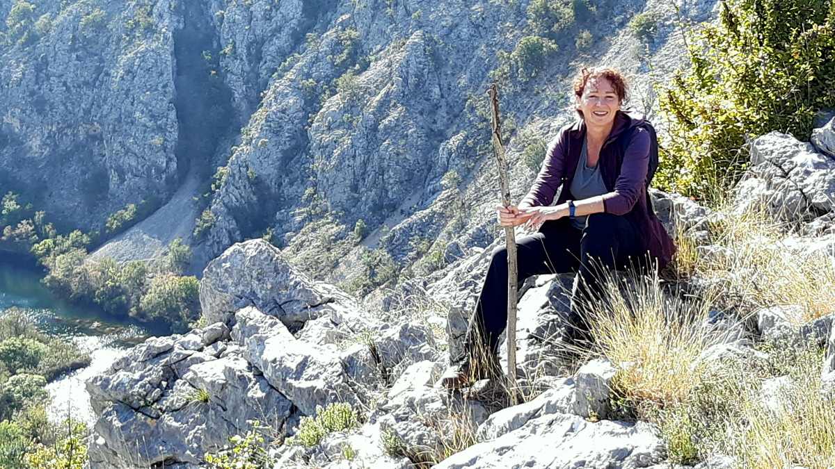 Footo van Bregje Schipper - Wandelvrouw - Uitzicht over rivier Krupa - Velebit gebergte - Kroatie