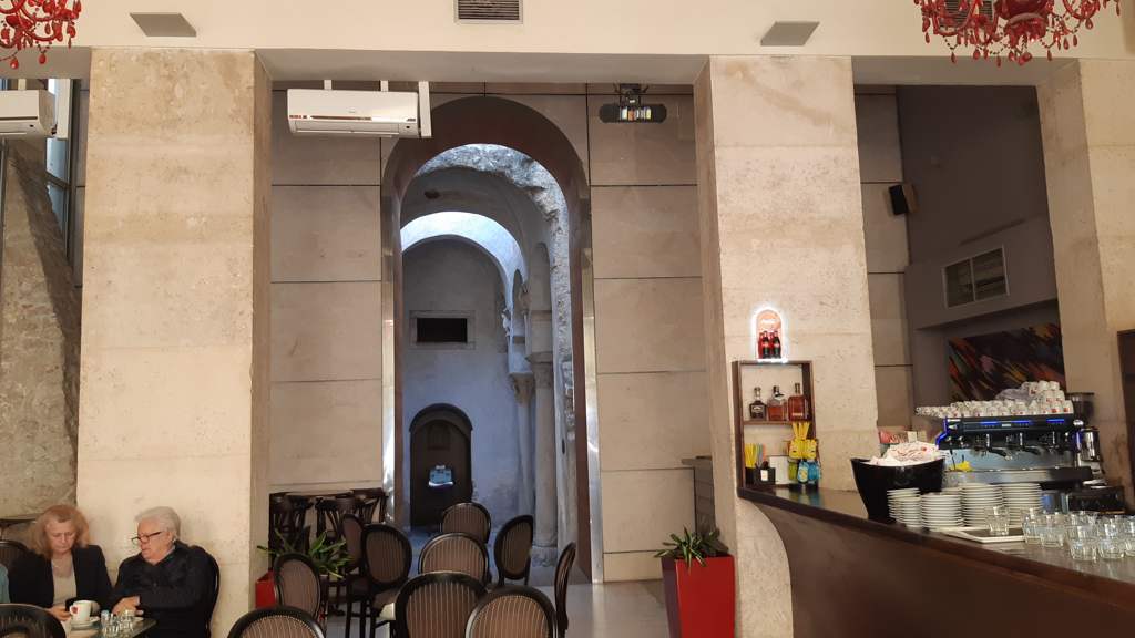 Stadwandeling Zadar - Christelijke kerk achte cafe op Volksplein