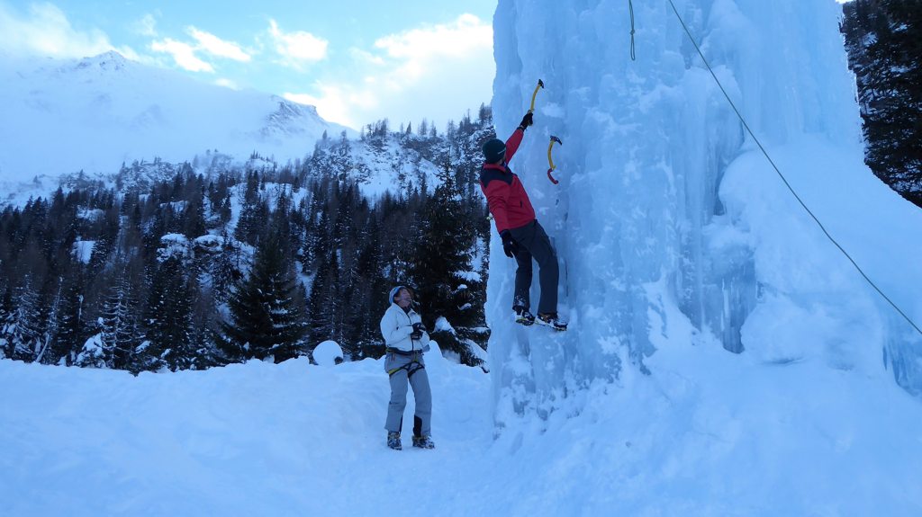 Stephan Binder van Vertical Experiences doet het ijsklimmen voor