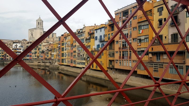 De Vierdaagse van Girona - Bekende gele huizen langs de Onyar