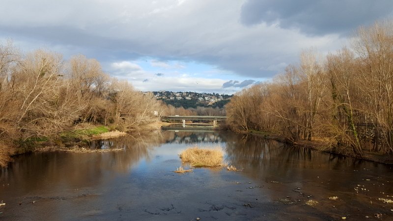 De Vierdaagse van Girona - Uitzicht vanaf een brug over de rivier Onyar