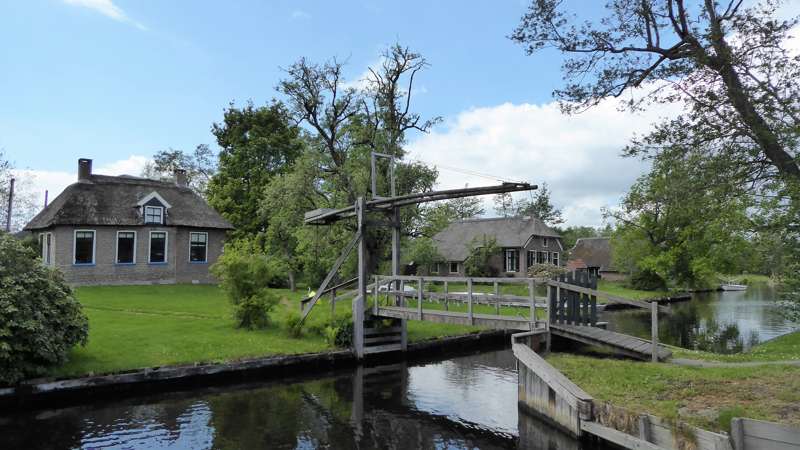 Brug over de gracht in Giethoorn