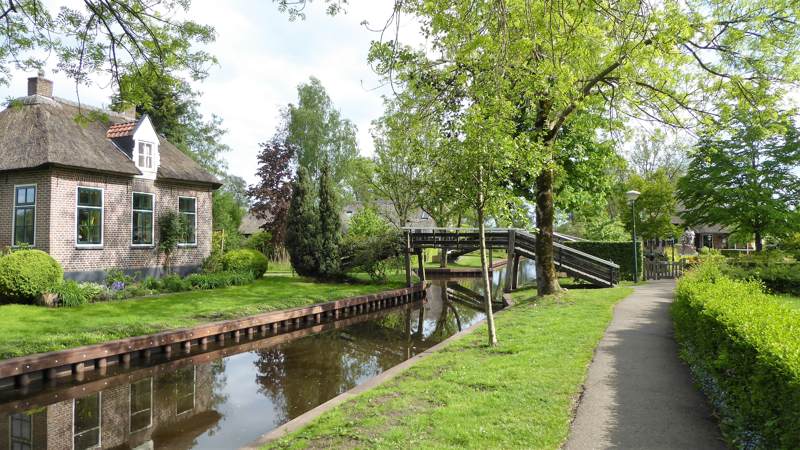 Wandelen langs de grachten in Giethoorn