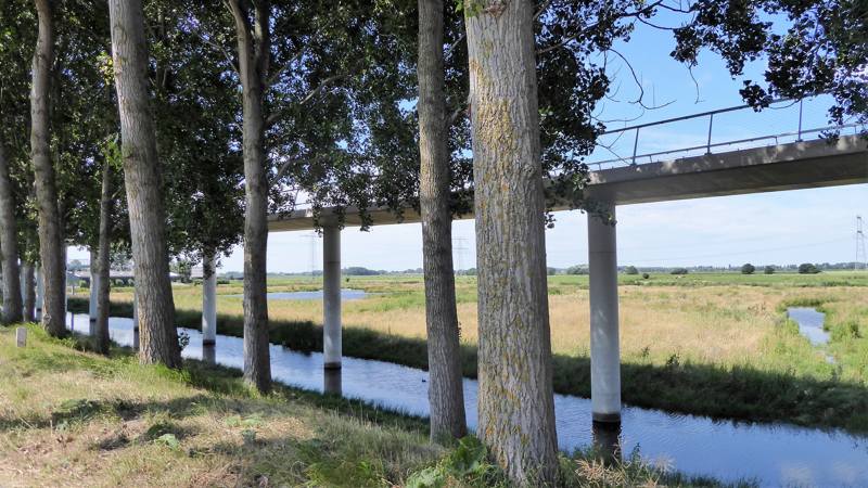 Noord-Hollandpad etappe 15: wandelen van Abcoude tot ’s Gravenland - wandel- en fietsbrug over Amsterdam Rijnkanaal