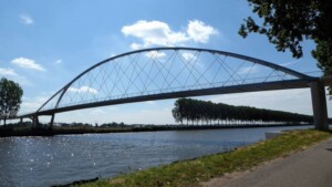 Noord-Hollandpad etappe 15: wandelen van Abcoude tot ’s Gravenland - wandel- en fietsbrug over Amsterdam Rijnkanaal