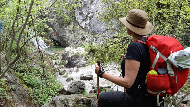 Bregje van Wandelvrouw.nl op Mount Olympus onder bij de waterval