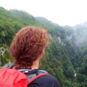 wandelvrouw met de lichtgewicht Osprey Hikelite 26