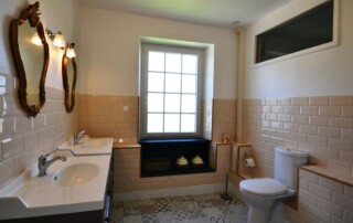 Boulevard brown bathroom - Maison les Hirondelles