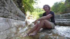 Wandelvrouw bij de stenen baden van Papingo