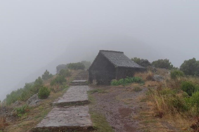 Pico Ruivo - Madeira - hut in de mist