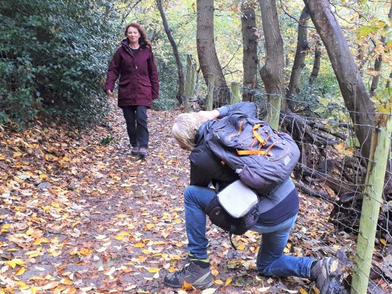 Fotograaf fotografeert wandelvrouw