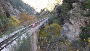 Een spoorbrug op de route van Kalavrita naar Diakopto