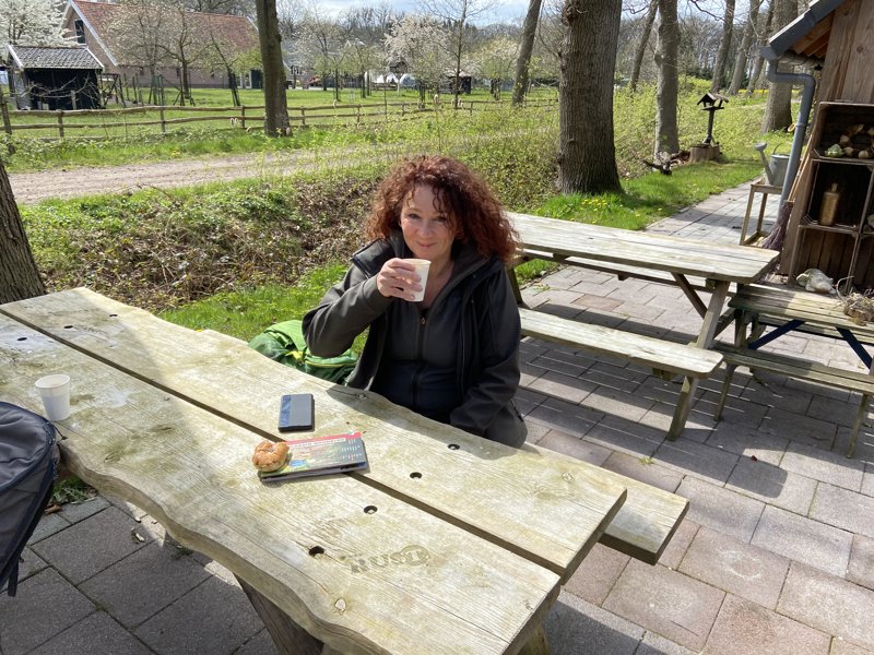 Koffie drinken aan een picknicktafel