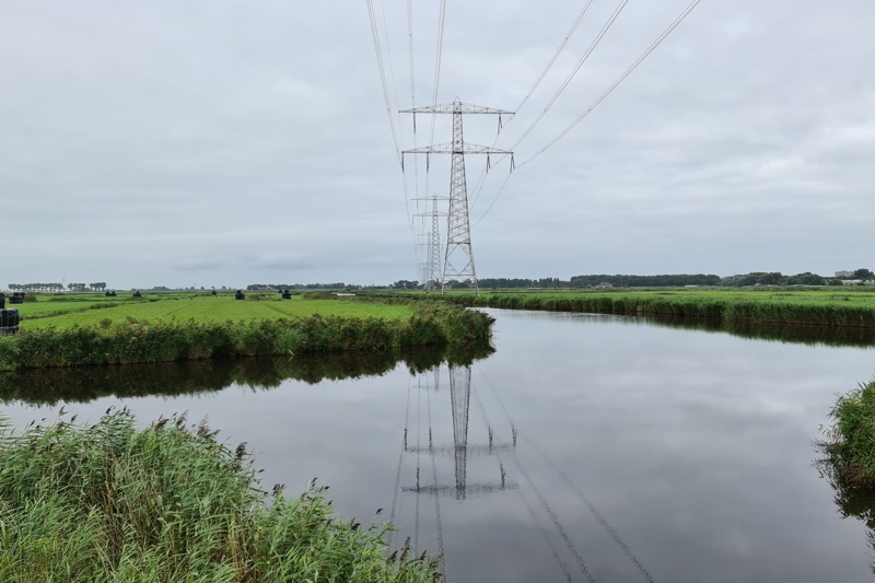 polder met elektriciteitsmast