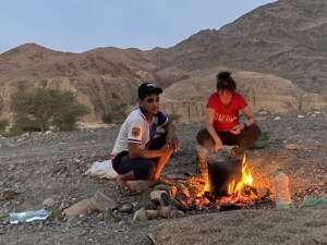 Eten koken onder weg op de Dana naar Petra Trek