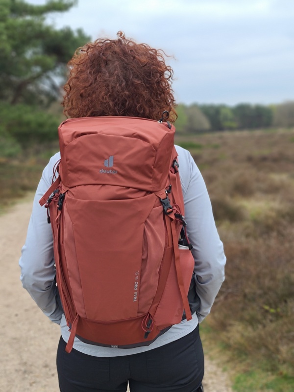 wandelvrouw en deuter Trail Pro 34 SL