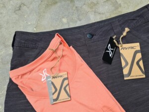 De Hike & Dive hybrideshorts en de Fat Graphic Tee