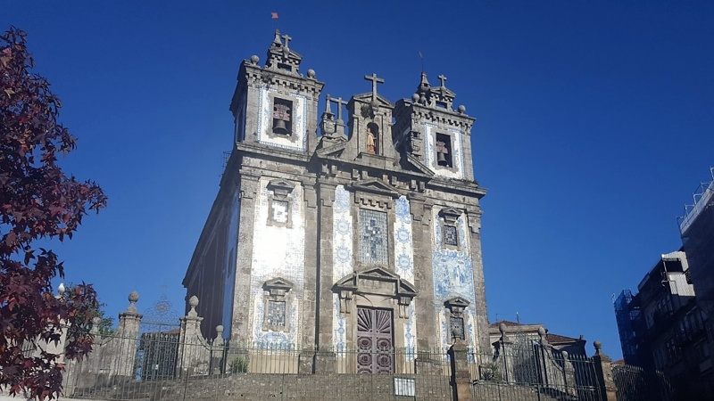 de betegelde kerk van St. Ildefonso