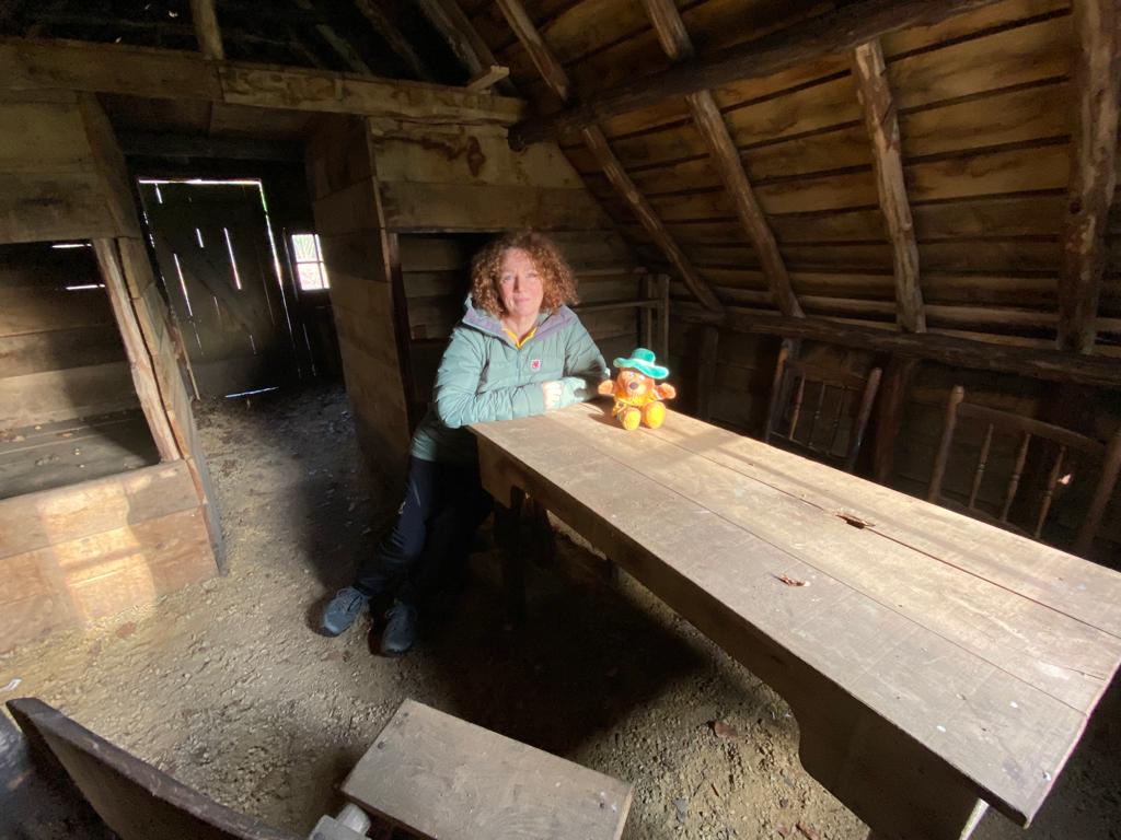 binnenkijken in de plaggenhut