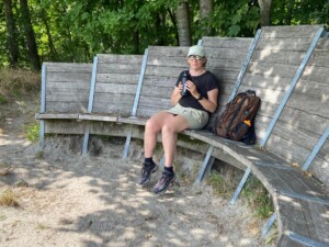 een uitkijkbank op de wandelroute konijnenpad